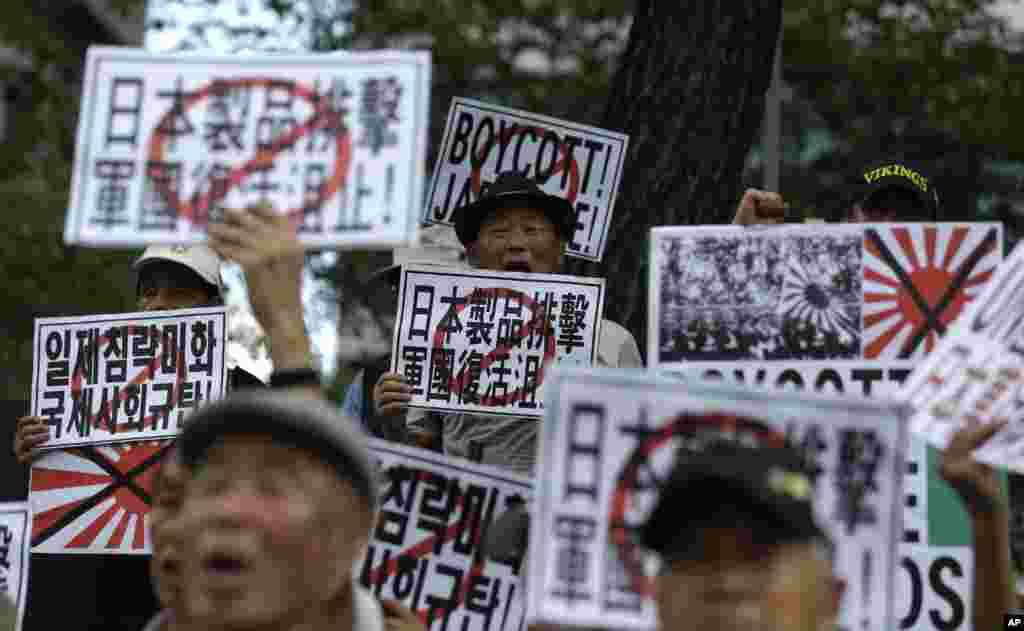 Anti-Japan protesters shout slogans during a rally in front of Japanese Embassy to mark the South Korean Liberation Day from Japanese rule in 1945 in Seoul, August 15, 2013.