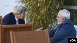 ລັດຖະມົນຕີ ຕ່າງປະເທດ ສະຫະລັດ ທ່ານ John Kerry (ຊ້າຍ) ແລະ ລັດຖະມົນຕີຕ່າງປະເທດອີຣ່ານ ທ່ານ Mohammad Javad Zarif (ຂວາ)