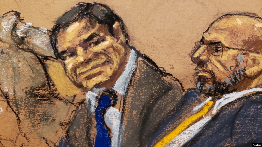 Sketsa gembong narkoba Meksiko Joaquin “El Chapo” Guzman (kiri) bersama pengacaranya A. Eduardo Balarezo, saat hadir dalam sidang di pengadilan Brooklyn, New York. 