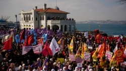 Massa menghadiri demonstrasi memperingati Hari Perempuan Internasional di Istanbul, Turki, pada 8 Maret 2025. (Foto: Emrah Gurel/AP Photo)