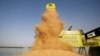 Sebuah simpanan gabungan gandum yang dipanen di troli traktor di sebuah ladang di pinggiran Ahmedabad, India, 16 Maret 2022. (Foto: REUTERS/Amit Dave)