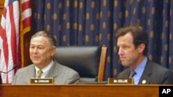 共和党联邦众议员罗拉巴克(Rep. Dana Rhrabacher)(左)、民主党联邦众议员卡纳汉(Rep. Russ Carnahan)(右)在听证会上
