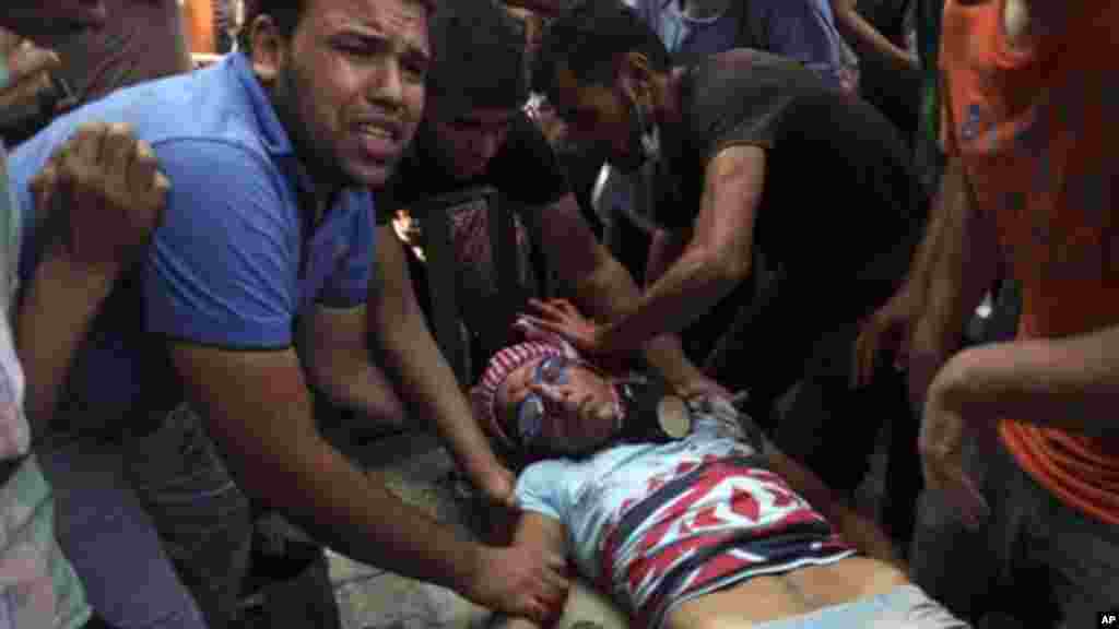 Egyptians evacuate a wounded man during clashes between security forces and supporters of Egypt's ousted President Morsi, Aug. 16, 2013.