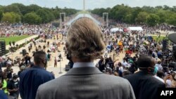 Aktivis hak-hak sipil Pendeta Al Sharpton (membelakangi kamera) saat tiba di monumen Lincoln Memorial di Washington, D.C pada peringatan HUT ke-57 pidato "I Have a Dream" oleh Dr. Martin Luther King, Jr. 