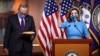 La presidenta de la Cámara de Representantes, Nancy Pelosi, junto al líder de la minoría del Senado, Chuck Schumer, dan una rueda de prensa en el Capitolio, en Washington, el 12 de noviembre de 2020.