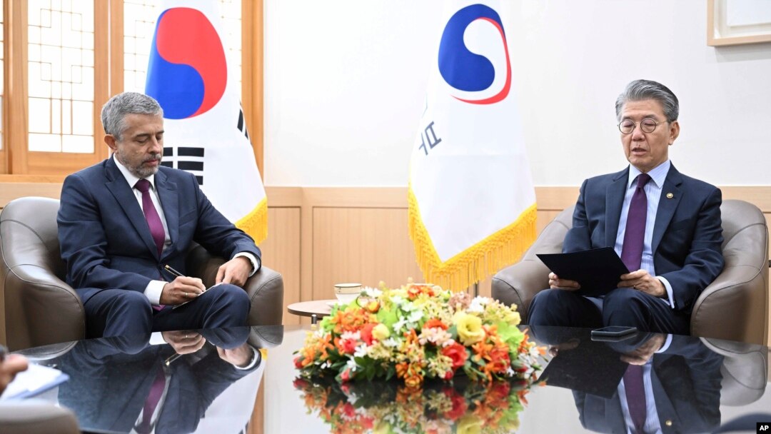 Thứ trưởng Ngoại giao Hàn Quốc Kim Hong Kyun (phải) gặp Đại sứ Nga tại Hàn Quốc Georgy Zinoviev tại Bộ Ngoại giao ở Seoul, Hàn Quốc, vào ngày 21 tháng 10 năm 2024.