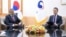 韩国外交部第一次官金烘均（右）在首尔外交部召见俄罗斯驻韩国大使格奥尔基·季诺维也夫（Georgy Zinoview）。（2024 年10月21日）