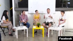 Učesnici "Debate o pritiscima na medije" u okviru festivala Nišvil, u Nišu, 14. avgusta 2021. S leva: Tamara Milojević (moderatorka), Igor Božić (N1), Jelena Radivojević (KRIK), Slobodan Georgijev (Njumaks Adria) i Gordana Bjeletić (Južne Vesti) (Foto: Fejsbuk skrinšot)