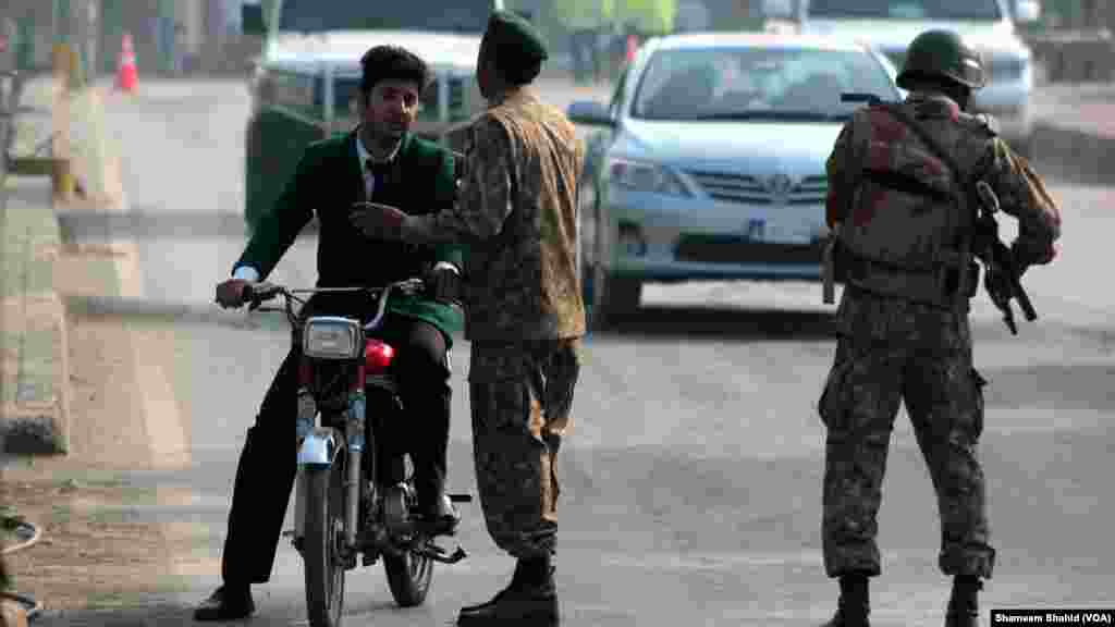 Le groupe interdit Tehreek e Taliban Pakistan a revendiqué l&#39;attaque, Peshawar, Pakistan, le 16 décembre 2014. (VOA)