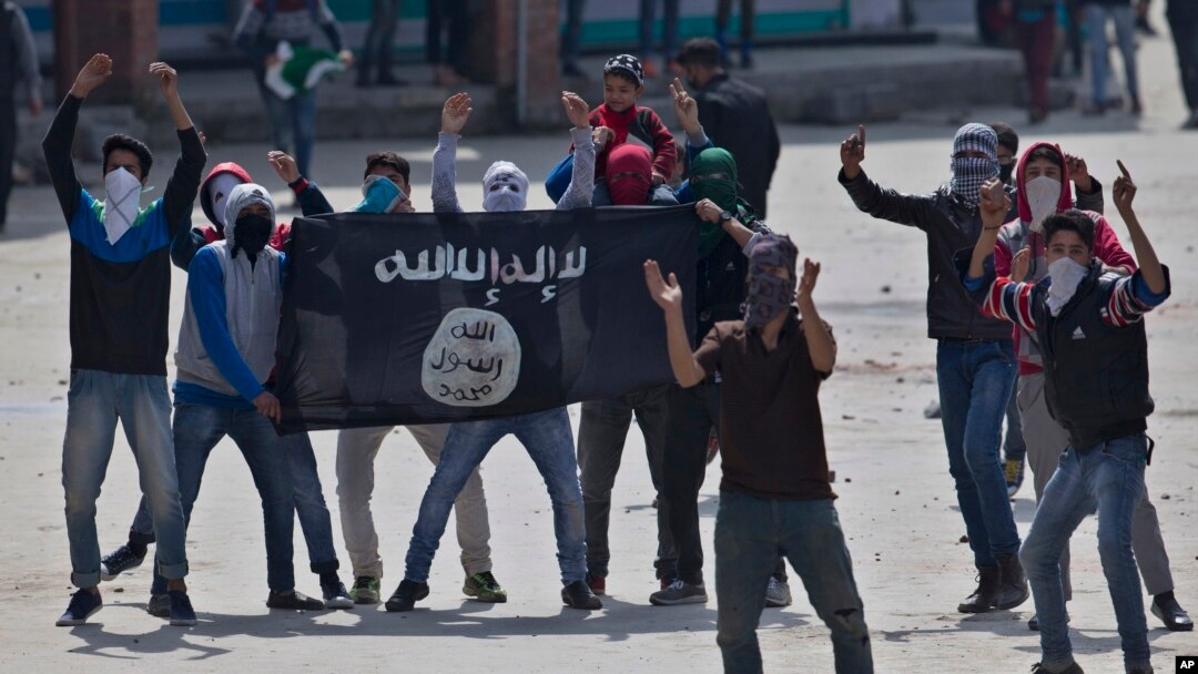 Para demonstran Muslim Kashmir memegang bendera ISIS saat melakukan protes anti-India di Srinagar, daerah Kashmir yang dikuasai India, April 2016. (AP/Dar Yasin)