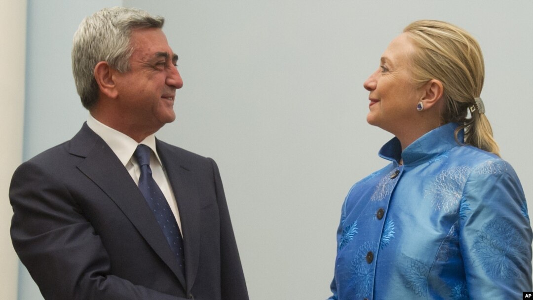 Menlu AS Hillary Clinton (kanan) melakukan pertemuan dengan Presiden Armenia Serzh Sarkisyan di Yerevan, Senin (4/6).
