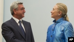 Menlu AS Hillary Clinton (kanan) melakukan pertemuan dengan Presiden Armenia Serzh Sarkisyan di Yerevan, Senin (4/6).
