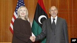 Sakatariyar harakokin wajen Amurka Hillary Clinton ta na ganawa da shugaban Majalisar Mulkin wucin gadin kasar Libiya Mustapha Abdel Jalil lokacin da ta kai ziyara birnin Tripoli a ranar talata 18 ga watan Oktoba.