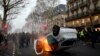 Перекинутий демонстрантами автомобіль горить у центрі Парижа 5 січня 2019 р.