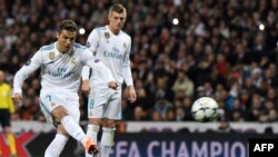 Cristiano Ronaldo, attaquant du Real, tire un penalty lors du match Real Madrid contr Paris Saint-Germain, au stade Santiago Bernabeu,Madrid, le 14 février 2018. 