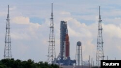 在卡納維拉爾角的阿提米斯一號任務的發射被推遲後，美國太空總署（NASA ）的下一代月球火箭太空發射系統 (SLS) 及其獵戶座乘員艙繼續留在發射台上。