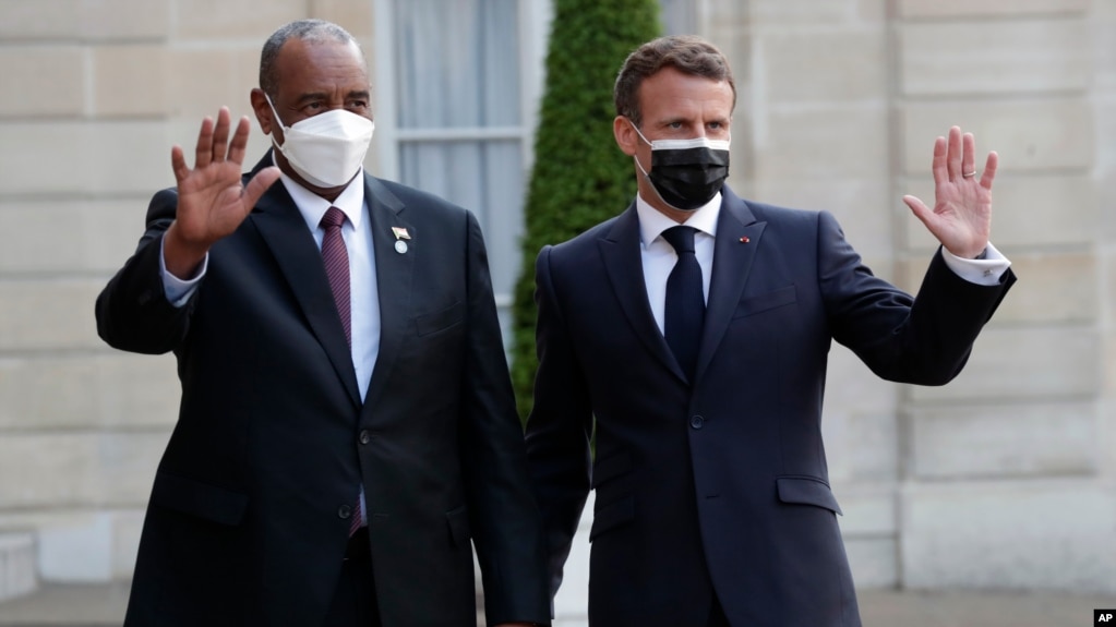 Perezida w'Ubufaransa, Emmanuel Macron, yakira perezida wa reta mfatakibanza ya Sudani, Abdel Fattah al-Burhan, kuri champ Elysee, i Paris, kw'itariki ya 17/05/2021.