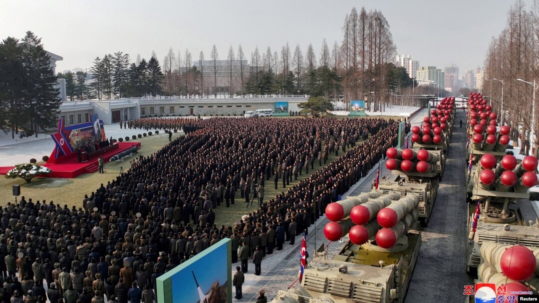 Beberapa peluncur roket super besar dipamerkan di selama rapat pleno Partai Buruh Korea yang berkuasa pada 1 Januari 2023. (Foto: KCNA via REUTERS)