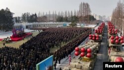 Beberapa peluncur roket super besar dipamerkan di selama rapat pleno Partai Buruh Korea yang berkuasa pada 1 Januari 2023. (Foto: KCNA via REUTERS)