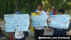 Un grupo de tuiteros venezolano pidió en Caracas que Obama firme las sanciones.