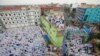 Umat Muslim melaksanakan salat Idulfitri menandai berakhirnya bulan suci Ramadhan di Howrah, di pinggiran Kolkata, India. (Foto: Reuters)