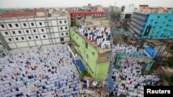 Umat Muslim melaksanakan salat Idulfitri menandai berakhirnya bulan suci Ramadhan di Howrah, di pinggiran Kolkata, India. (Foto: Reuters)