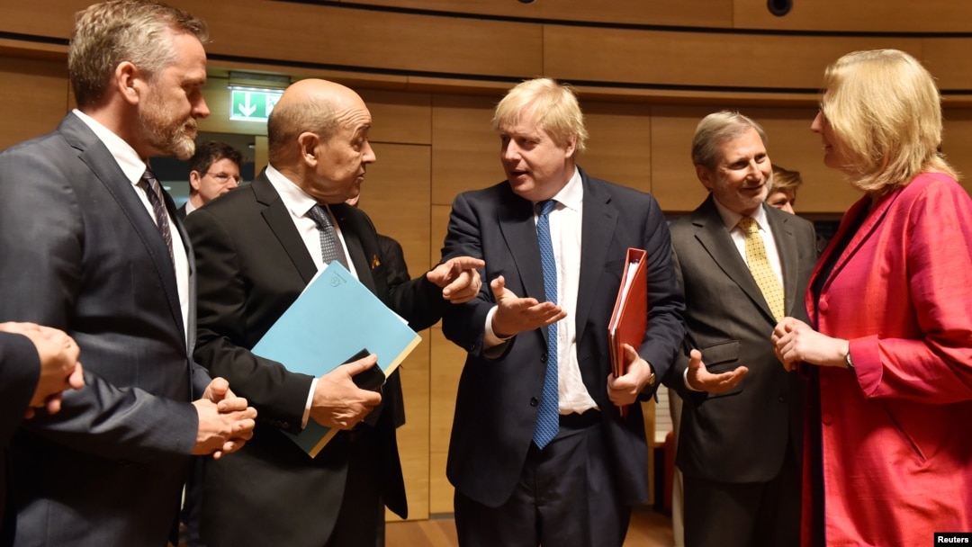 Danski ministar spoljnih poslova Anders Samuelsen i francuski šef diplomatije Žan-Iv Le Drijan razgovaraju sa britanskim šefom diplomatije Borisom Džonsonom, evropskim komesarom Johanesom Hanom i austrijskom ministarskom spoljnih poslova Karin Knajsel u Luksemburgu, 16. april 2018. (REUTERS/Eric Vidal)