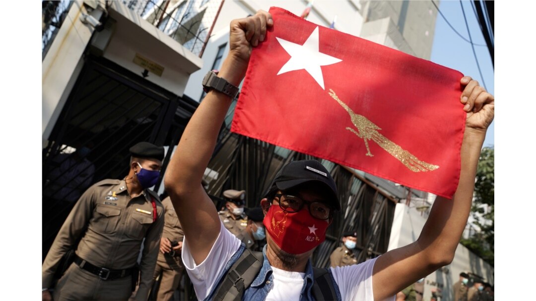 Partidarios de l a Liga Nacional por la Democracia protestan frente a la embajada de Birmania en Bangkok, Tailandia, contra la toma del poder militar y el arresto de Aung San Suu Kyi.