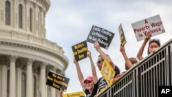 Manifestantes de la Campaña de los Pobres aguardan ser procesados por la Policía del Capitolio después de ser detenidos pacíficamente en Washington, el jueves 21 de junio de 2018, donde protestaron contra la administración Trump y las políticas del Congreso hacia los niños inmigrantes, las familias y los pobres. (Foto AP / J Scott Applewhite)