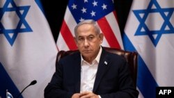 O primeiro-ministro israelita, Benjamin Netanyahu, aguarda o início da reunião do gabinete de guerra israelita, em que também participa o Presidente dos EUA, em Telavive, a 18 de outubro de 2023, no meio dos combates em curso entre Israel e o grupo palestiniano Hamas.