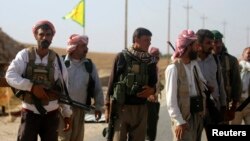 Warga Yazidi bergabung dengan pasukan Kurdi-Irak untuk mengamankan Gunung Sinjar di Irak utara (13/8).