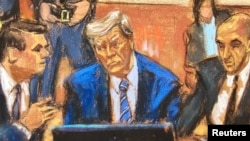 Hình ảnh phác thảo trong phòng xử án cho thấy cựu Tổng thống Mỹ Donald Trump ngồi giữa các luật sư trong quá trình lựa chọn bồi thẩm đoàn cho việc xét xử tại tòa án bang New York ở Manhattan hôm 16/4.