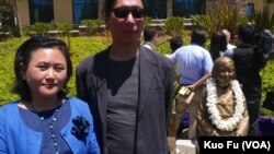 慰安妇少女塑像的原创雕塑家金运成夫妇（美国之音国符拍摄） 