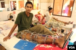 FILE - A student who was shot during anti-Hasina protests lies on a hospital bed in Dhaka, Bangladesh, on Sept. 28, 2024. Sheikh Hasina is accused of ordering a violent crackdown on the protesting students. (Shaikh Azizur Rahman/VOA)