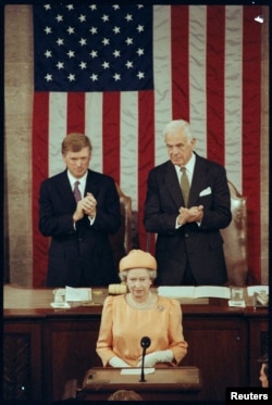 Şahjin Elizabeth sala 1991'ê gotarek li Kongresê pêşkêş kir.