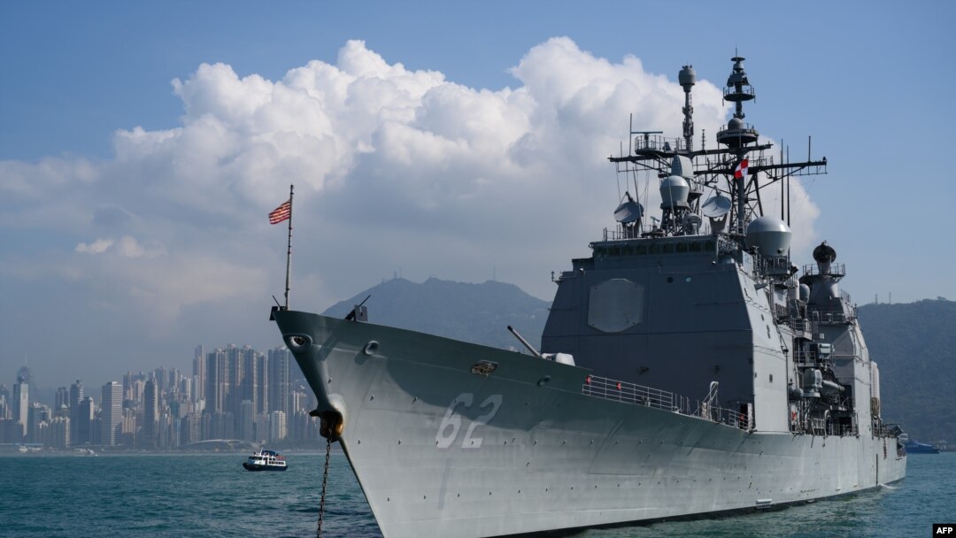 Tư liệu: USS Chancellorsville, tuần dương hạm có tên lửa dẫn đường của Mỹ thả neo trong chuyến đi thăm Hong Kong cùng với tàu sân bay USS Ronald Reagan ngày 21/11/2018. (Photo by ANTHONY WALLACE / AFP)