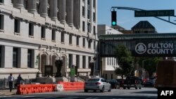 Barreras bordean la acera frente al Palacio de Justicia Lewis R. Slaton, donde se espera que el expresidente de los Estados Unidos, Donald Trump, sea acusado en la investigación de interferencia electoral del fiscal de distrito del condado de Fulton, en Atlanta, Georgia, el 31 de julio de 2023.