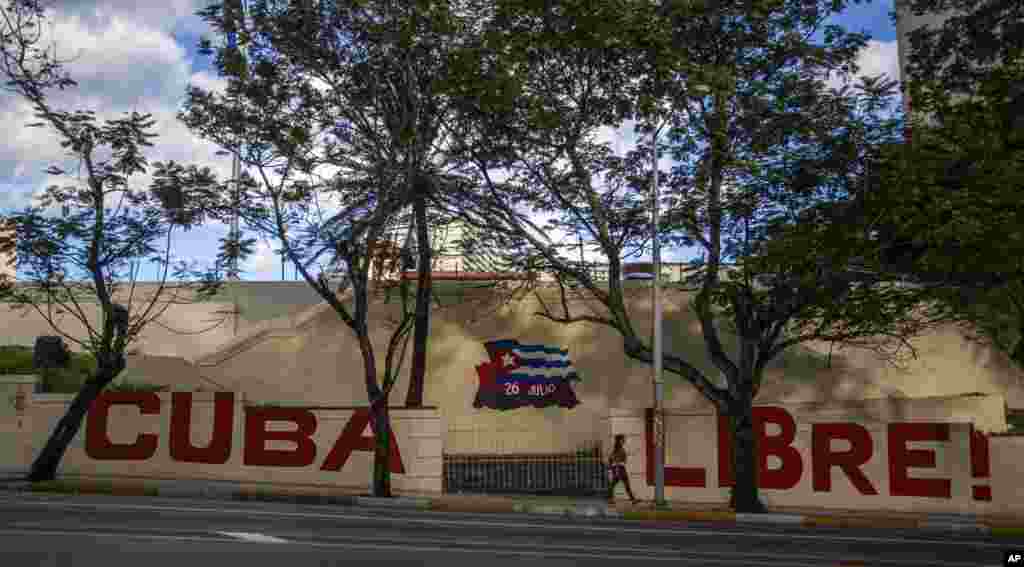 Le message espagnol &quot;Cuba libre&quot; sur un mur en dehors du siège du Parti communiste à La Havane, Cuba, le &nbsp;27 novembre 2016.