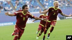 Samuel Sosa du Venezuela, à gauche, jubile après avoir marqué un but contre l'Uruguay lors du match de demi-finale à la Coupe du Monde U-20 FIFA Corée 2017 au stade de Daejeon, Corée du Sud, 8 juin 2017. 
