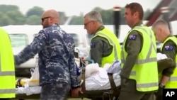 Turis yang terluka akibat meletusnya gunung berapi di Pulau Putih, diangkut dengan helikopter milik Angkatan Udara Australia di Hamilton, Selandia Baru, 12 Desember 2019. 