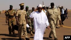 Ibrahim Boubacar Keita, le président du Mali, arrive à l'aéroport de Gao pour rendre visite aux soldats blessé, le 7 novembre 2019. (Photo by Souleymane Ag Anara / AFP)