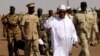 Ibrahim Boubacar Keita, le président du Mali, arrive à l'aéroport de Gao pour rendre visite aux soldats blessés au Mali, le 7 novembre 2019. (Photo by Souleymane Ag Anara / AFP)