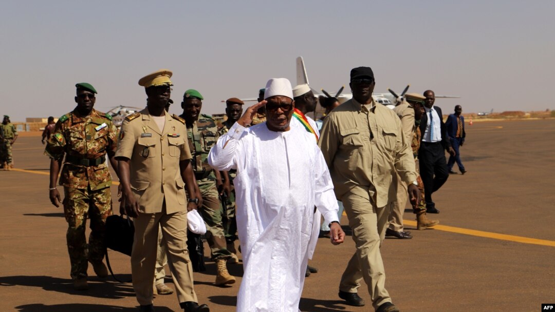 Ibrahim Boubacar Keita kati na basoda na Goa, Mali, 7 novembre 2019.