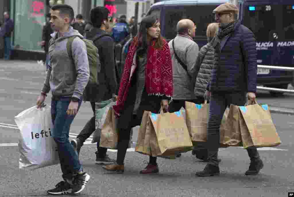 Kara Cuma, İspanya&#39;nın başkenti Madrid&#39;de de alışveriş çılgınlığına yol açtı