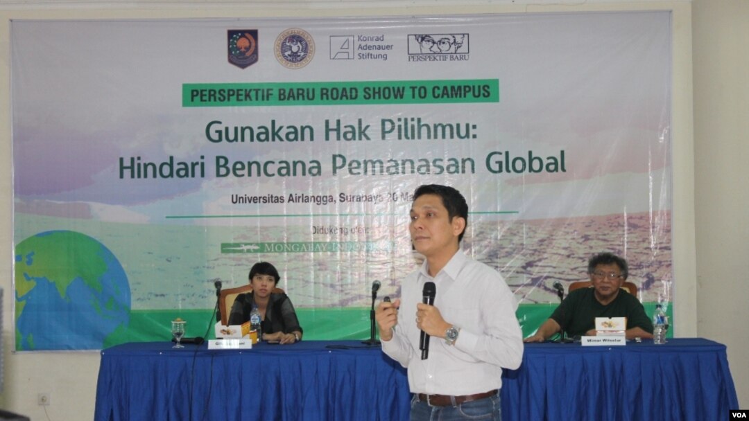 Mengangkat isu penyelamatan lingkungan dalam kampanye Pemilu di Universitas Airlangga, Surabaya (VOA/Petrus Riski)
