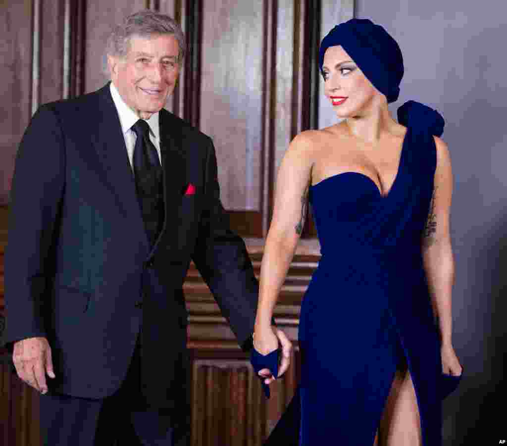 美国歌坛老将托尼&middot;班内特（Tony Bennett）和&ldquo;女神卡卡&rdquo;（Lady Gaga）在联合推出唱片后参加媒体活动（2014年9月）。6月20日，演唱传统流行乐标准曲、音乐剧歌曲和爵士歌曲的托尼&middot;班内特获得美国国会图书馆的流行歌曲奖。