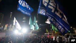 People gather to demand South Korean President Yoon Suk Yeol to step down in front of the National Assembly in Seoul, South Korea, Wednesday, Dec. 4, 2024. (AP Photo/Ahn Young-joon)