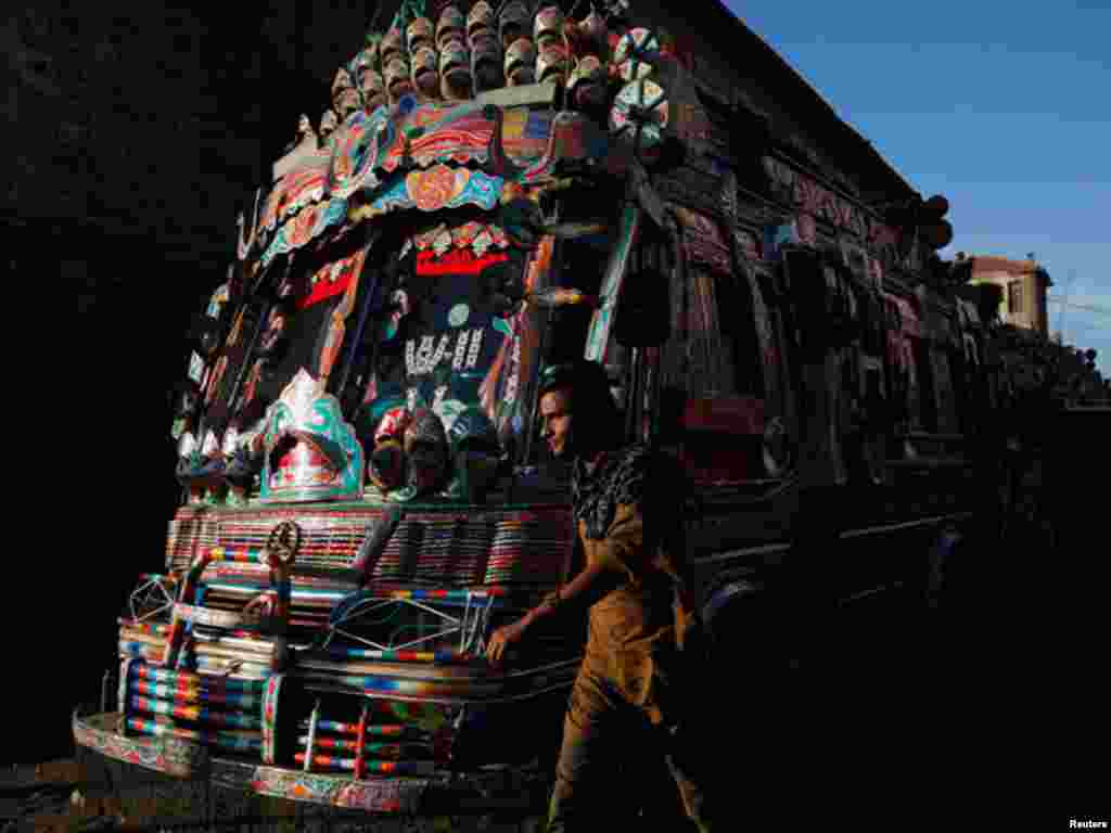 یہ بسیں کراچی روٹ کی ڈبلیو گیارہ بسوں کے نام سے مشہور ہیں جو اپنی خوبصورتی اور سجاوٹ کے باعث دوسری تمام بسوں سے منفرد نظر آتی ہیں