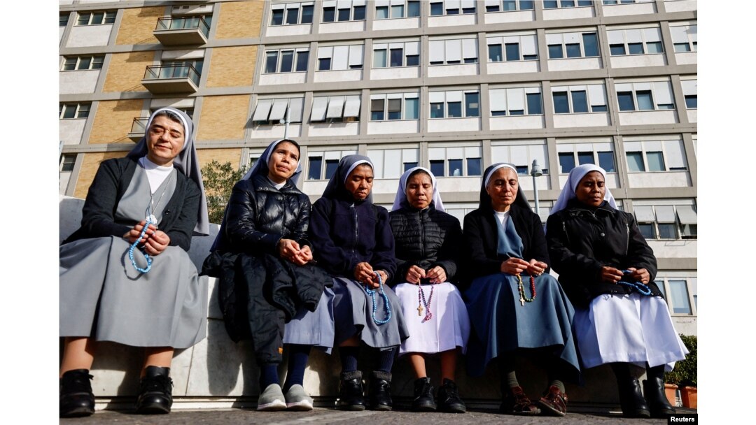 Rahibeler, Papa Francis'in tedavi gördüğü Gemelli hastanesinin önünde dua ediyor- 23 Şubat 2025.