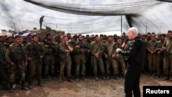 အစ္စရေးကာကွယ်ရေးဝန်ကြီး Yoav Gallant က အစ္စရေးတောင်ပိုင်း ဂါဇာကမ်းမြောင်နားမှာ စစ်သားများနဲ့ တွေ့ဆုံစဥ်။ 